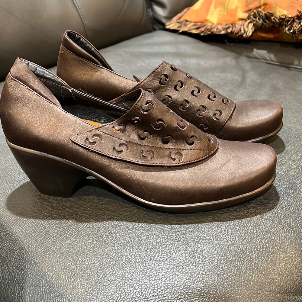Naot shoe in a beautiful brown sparkle color. Size 42. 2 inch heels. New!